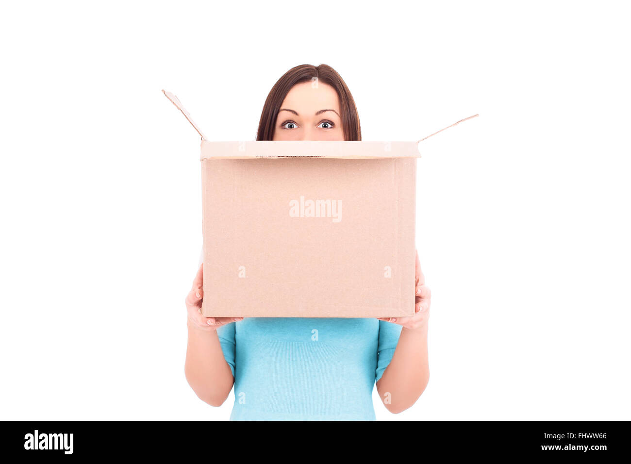 Una giovane bella donna caucasici in possesso di una scatola di cartone nelle sue mani. Foto Stock