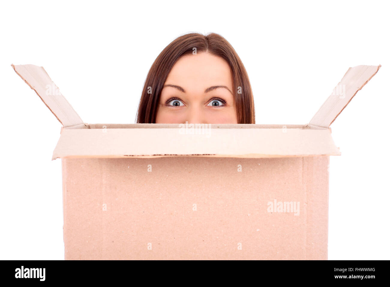 Allegro volto di donna nascosto dietro una scatola di cartone Foto Stock
