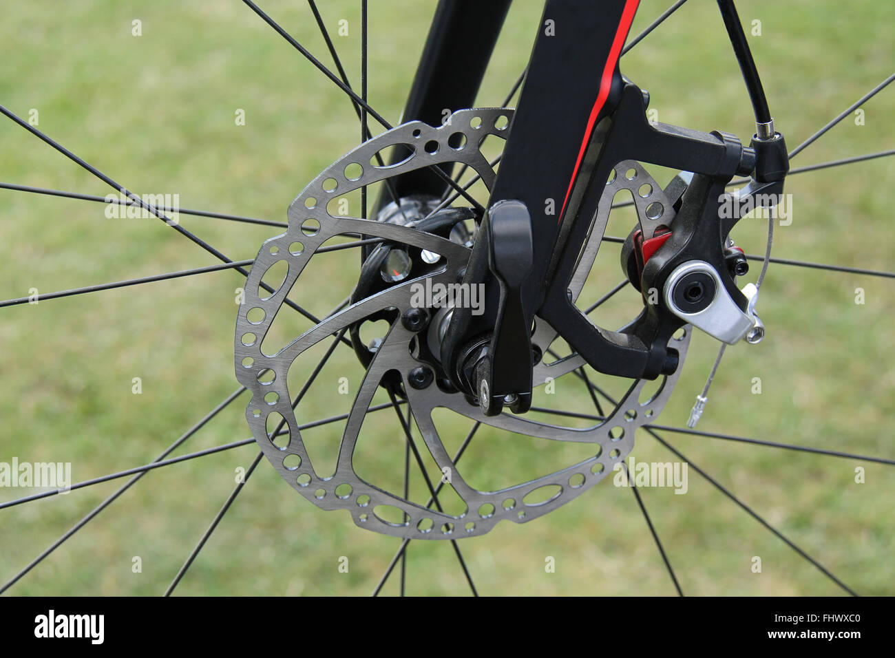 Il freno a disco della ruota di una bicicletta da corsa. Foto Stock