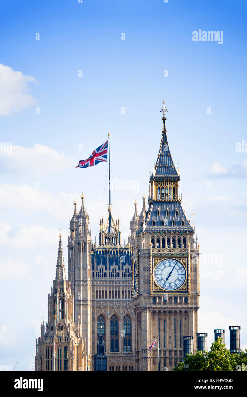 Londra - Big Ben e le Camere del Parlamento (Palazzo di Westminster) con l'Unione Jack UK bandiera nazionale battenti Foto Stock