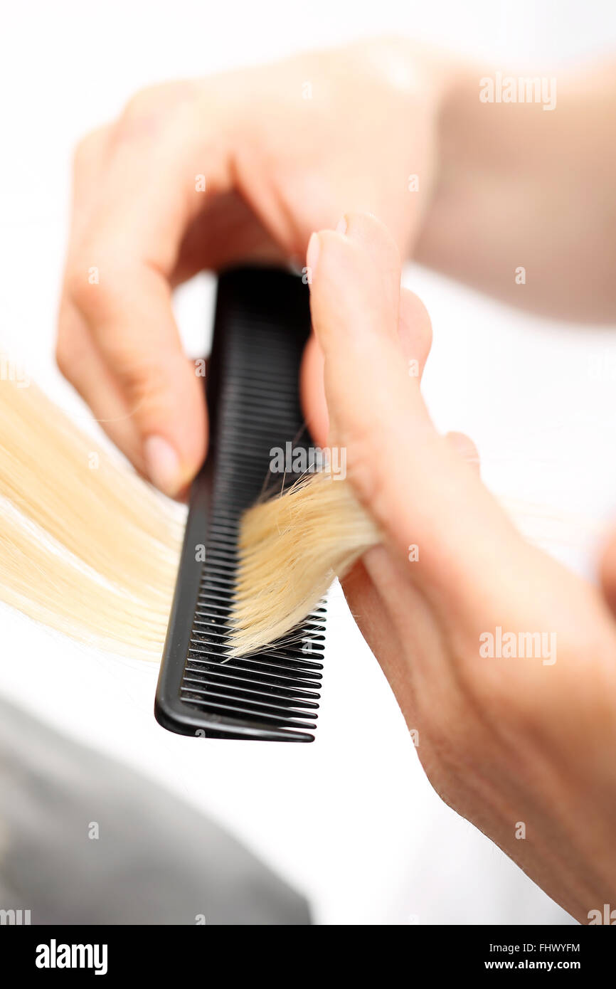 La pettinatura dei capelli. La donna in sedia barbiere styling durante la chirurgia . Parrucchiere donna pettinatura Foto Stock