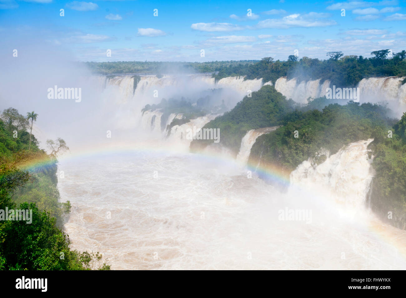 Arcobaleno nella parte anteriore delle cascate Iguacu, Brasile/Argentina Foto Stock