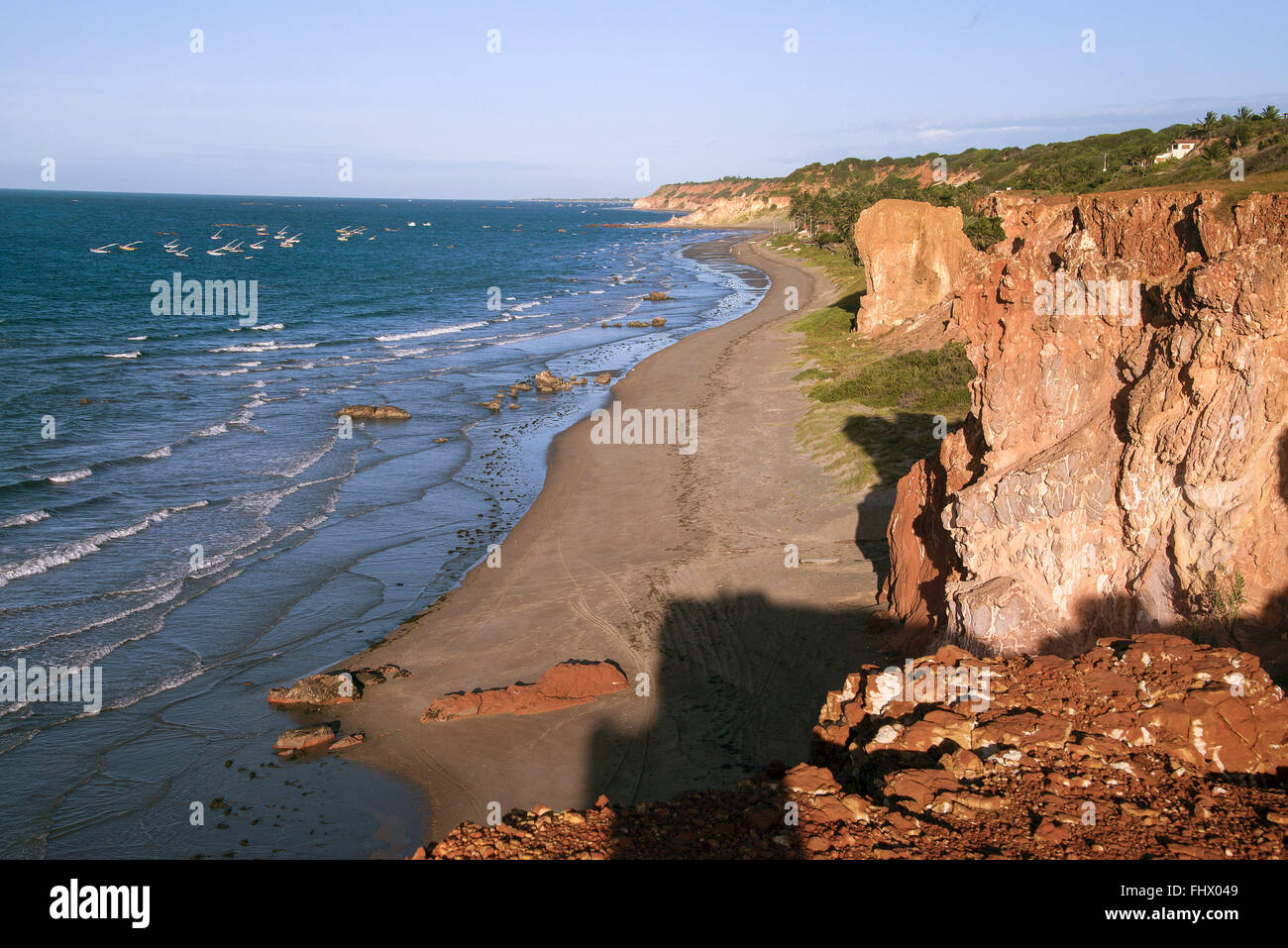 Scogliera sulla spiaggia di Redonda - aragosta barche per la pesca in mare in background Foto Stock