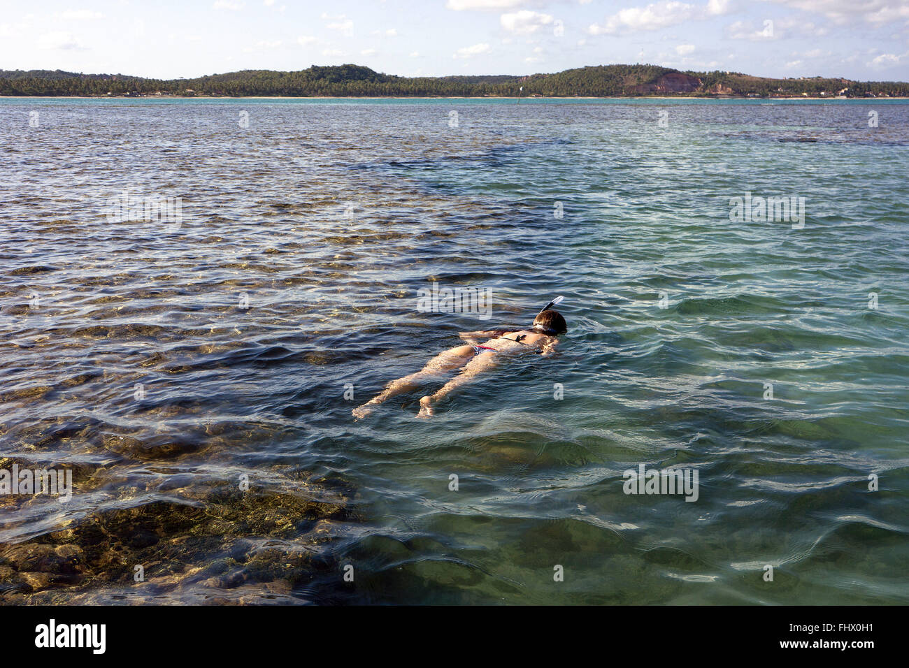 Turista nella piscina naturale di Boqueirão spiaggia praticare diving libero Foto Stock