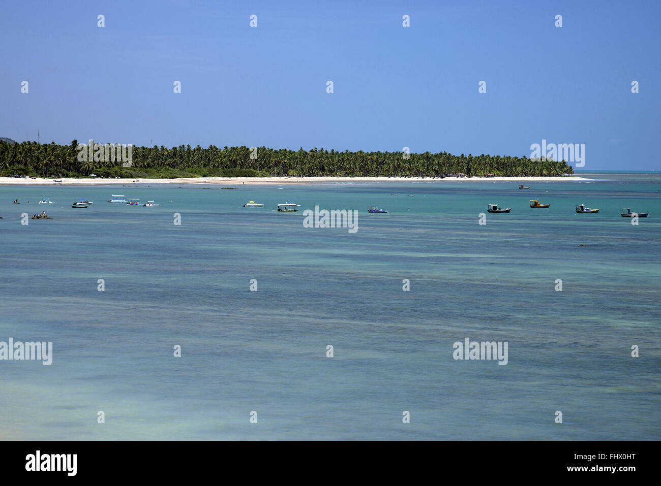 Barche ormeggiate sulla spiaggia di Bitingui - Coral Coast nella costa nord dello stato Foto Stock