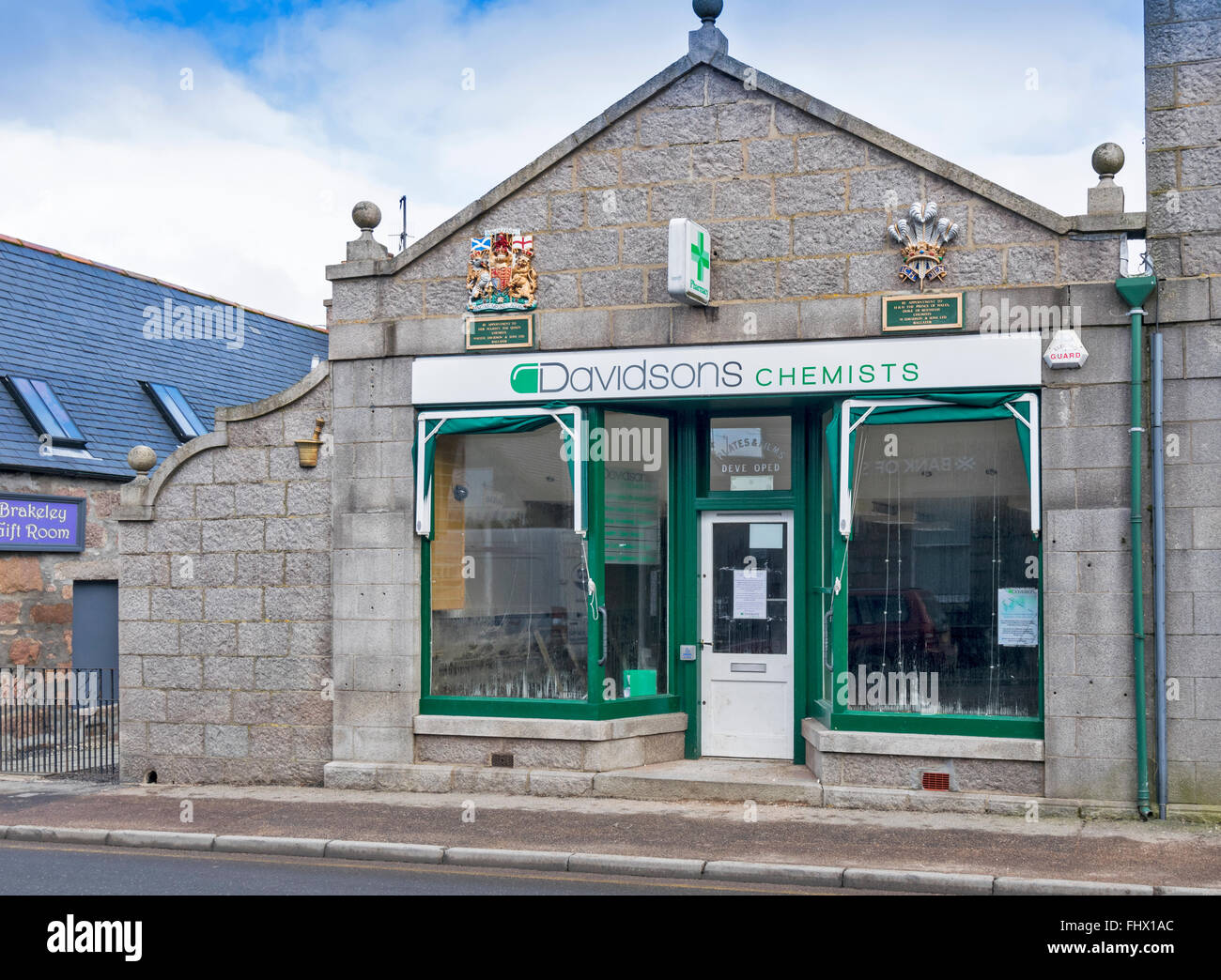 BALLATER ABERDEENSHIRE fiume Dee dei danni provocati dalle inondazioni vuoto farmacia con il Royal Warrant sulla parete asciugando fuori l'interno Foto Stock