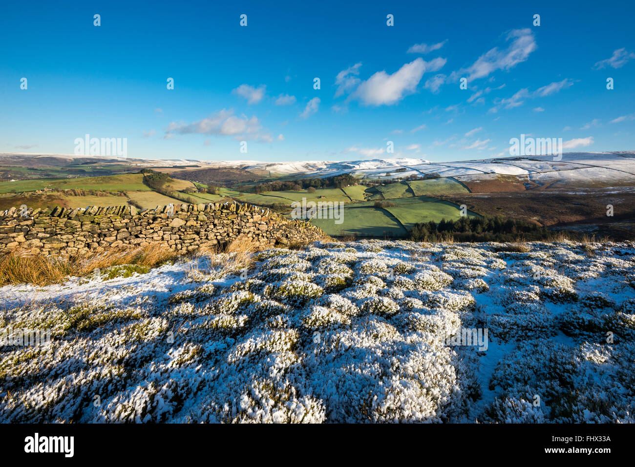 Bellissima vista della neve sulla terra alta sulle colline intorno a Glossop nel picco elevato, Derbyshire. Foto Stock