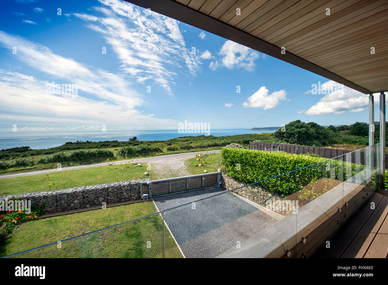 Vista da una contemporanea home costiera nei pressi di Southgate verso Oxwich Bay in Gower, Wales UK Foto Stock