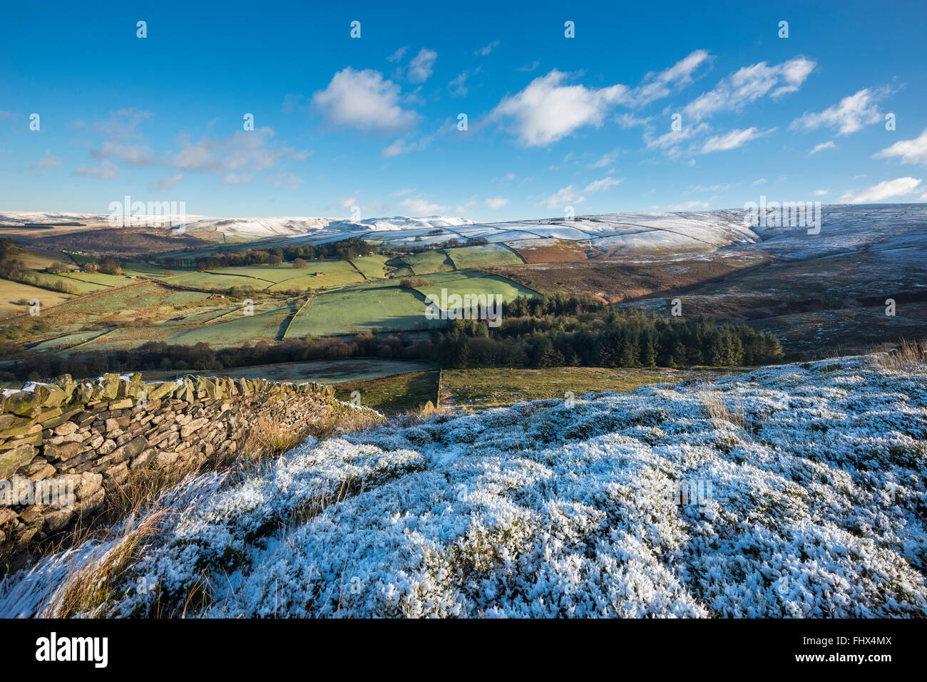 Bellissima vista della neve sulla terra alta sulle colline intorno a Glossop nel picco elevato, Derbyshire. Foto Stock