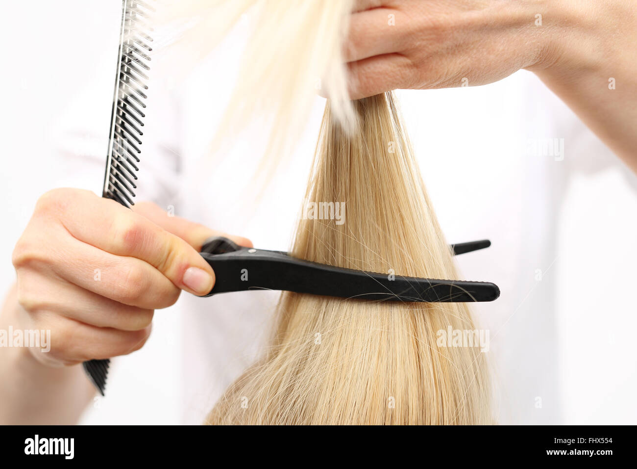 La pettinatura dei capelli. La donna in sedia barbiere styling durante la chirurgia. Parrucchiere Parrucchiere donna pettinatura Foto Stock
