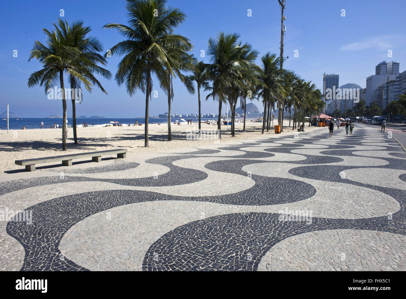 Pietre portoghesi sul lungomare della spiaggia di Copacabana - sud della città Foto Stock