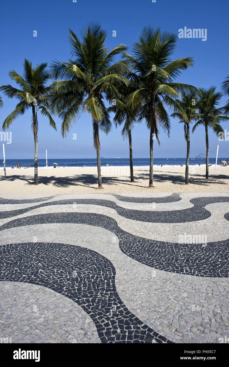 Pietre portoghesi sul lungomare della spiaggia di Copacabana - sud della città Foto Stock
