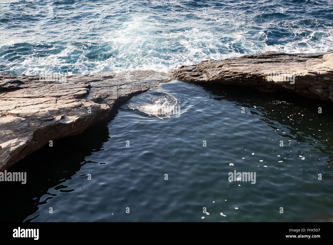 Vista superiore della donna nuoto nella piscina con acqua di mare naturale piscina. Foto Stock