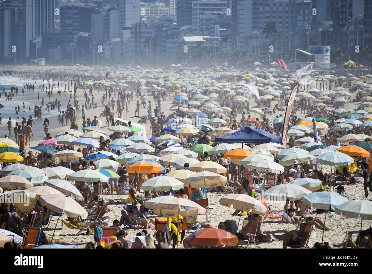 Affollata spiaggia di Ipanema - sud della città Foto Stock
