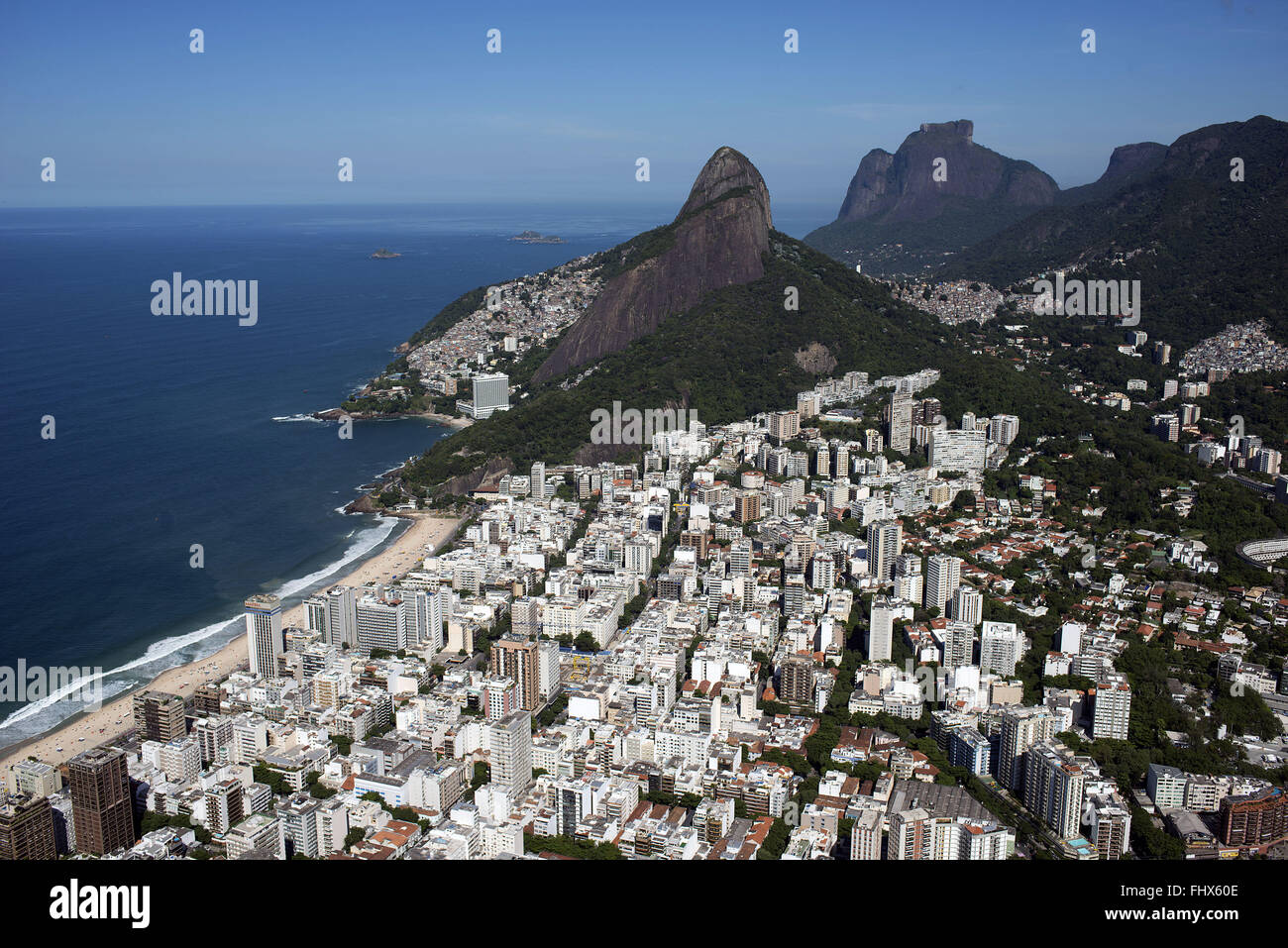 Praia do Leblon com Morro Dois Irmãos e Pedra da Gávea ao fundo Foto Stock