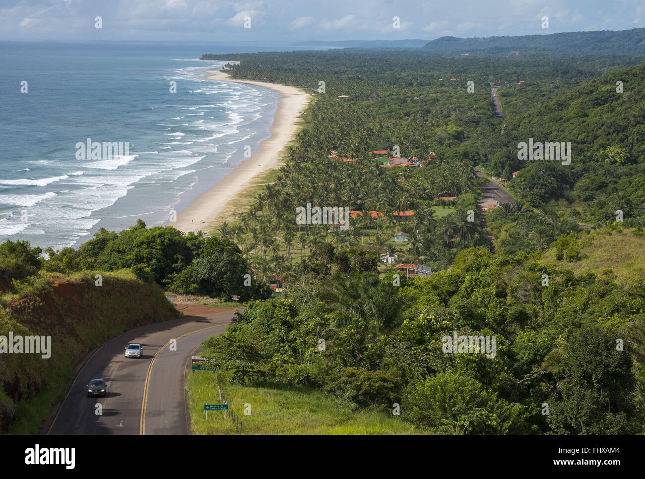 Vista del BA-001 nella salita della Serra Grande - Sergi Beach Bar in fondo - costa meridionale di Bahia Foto Stock