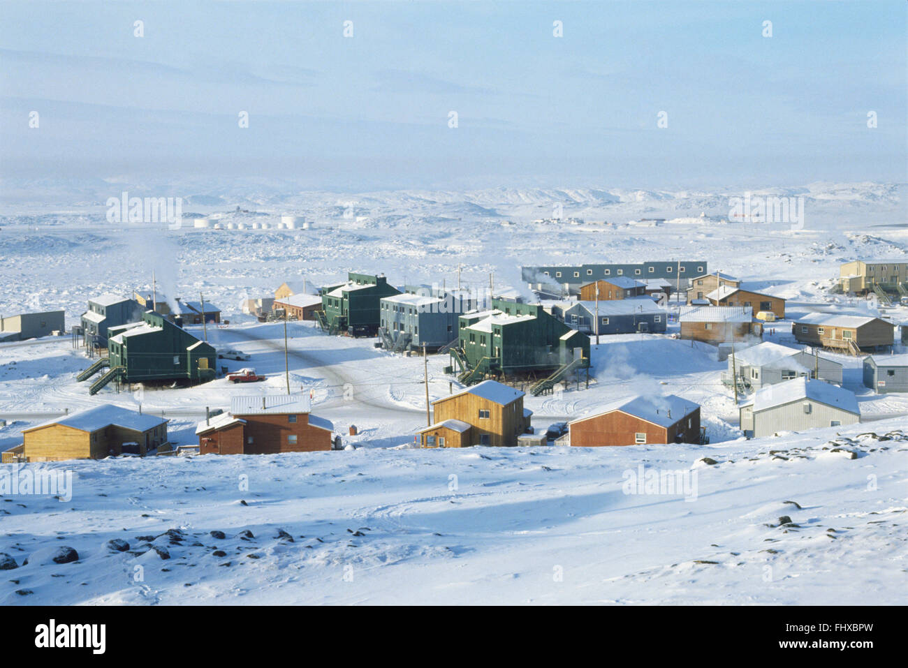 Canada, Nunavut, Iqaluit, insediamento nel paesaggio innevato Foto Stock