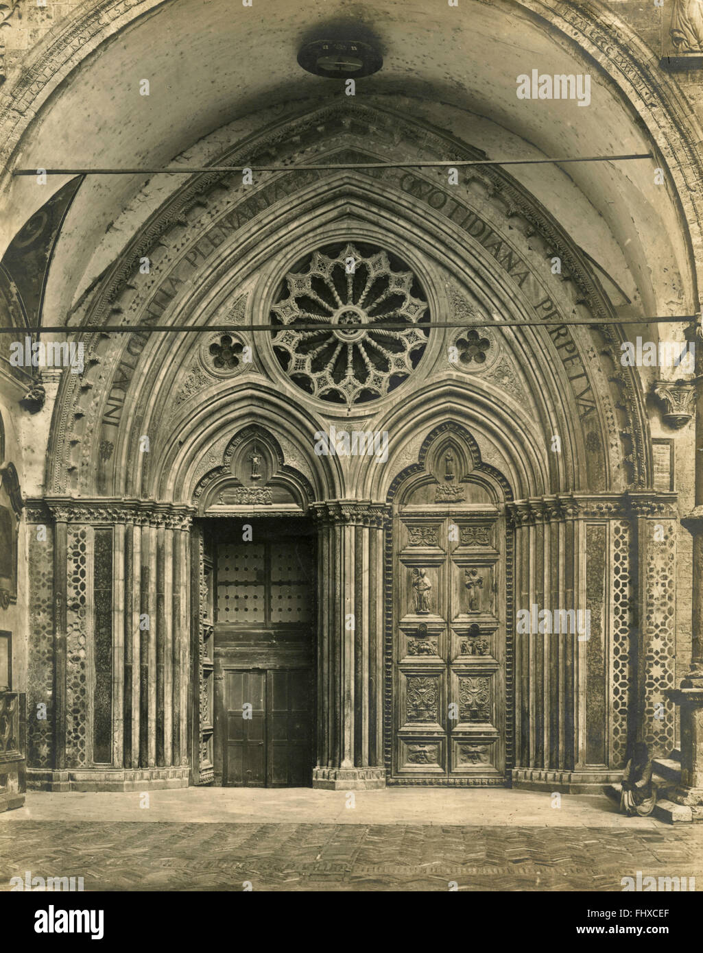 Porta della chiesa di San Francesco, Assisi, Italia Foto Stock