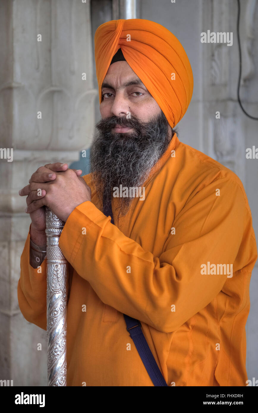 Guardia Sikh in Gurudwara Bangla Sahib, Delhi, India, Asia Foto Stock