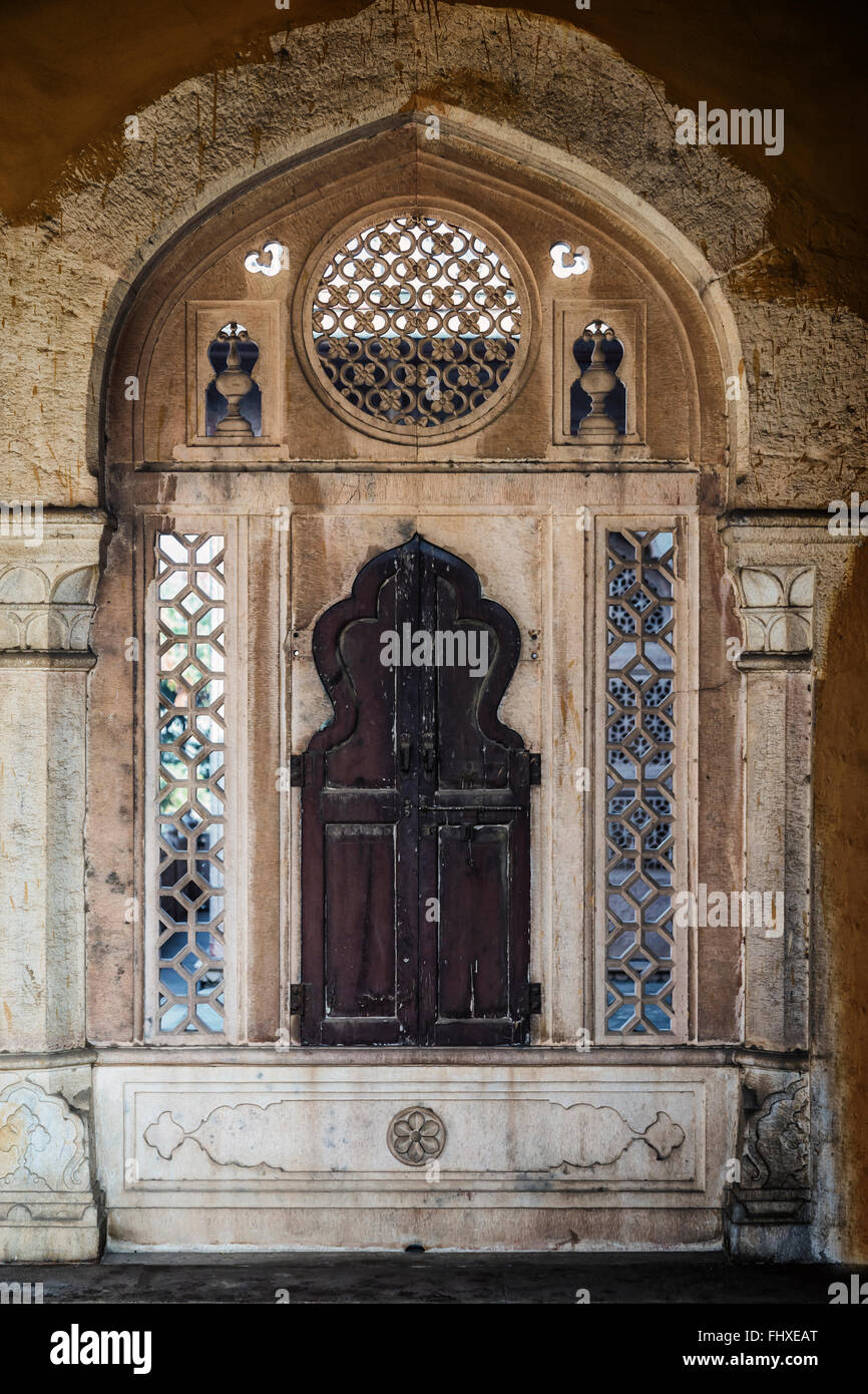Chiusura di una finestra in legno in un telaio indiano Foto Stock
