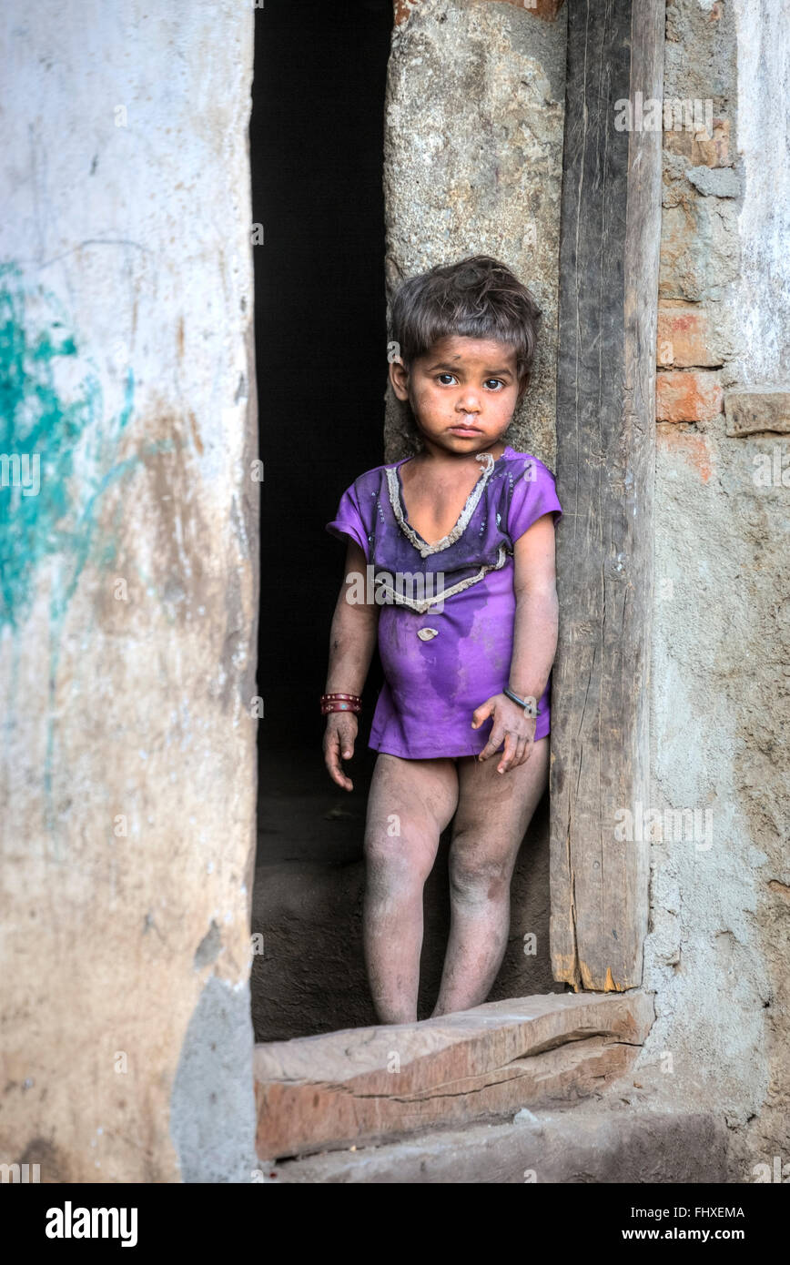 Ragazza giovane nelle zone rurali del Rajasthan, India Foto Stock