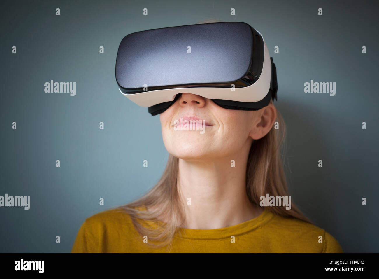 Donna che indossa occhiali per realtà virtuale Foto Stock