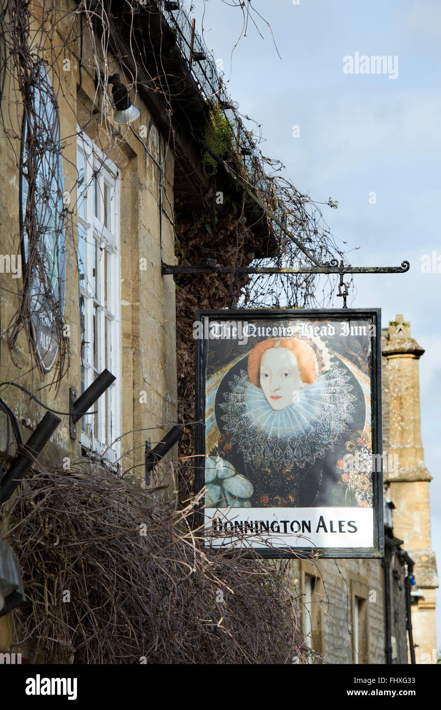 The Queens Head pub segno, Stow on the Wold, Gloucestershire, Cotswolds, Inghilterra Foto Stock