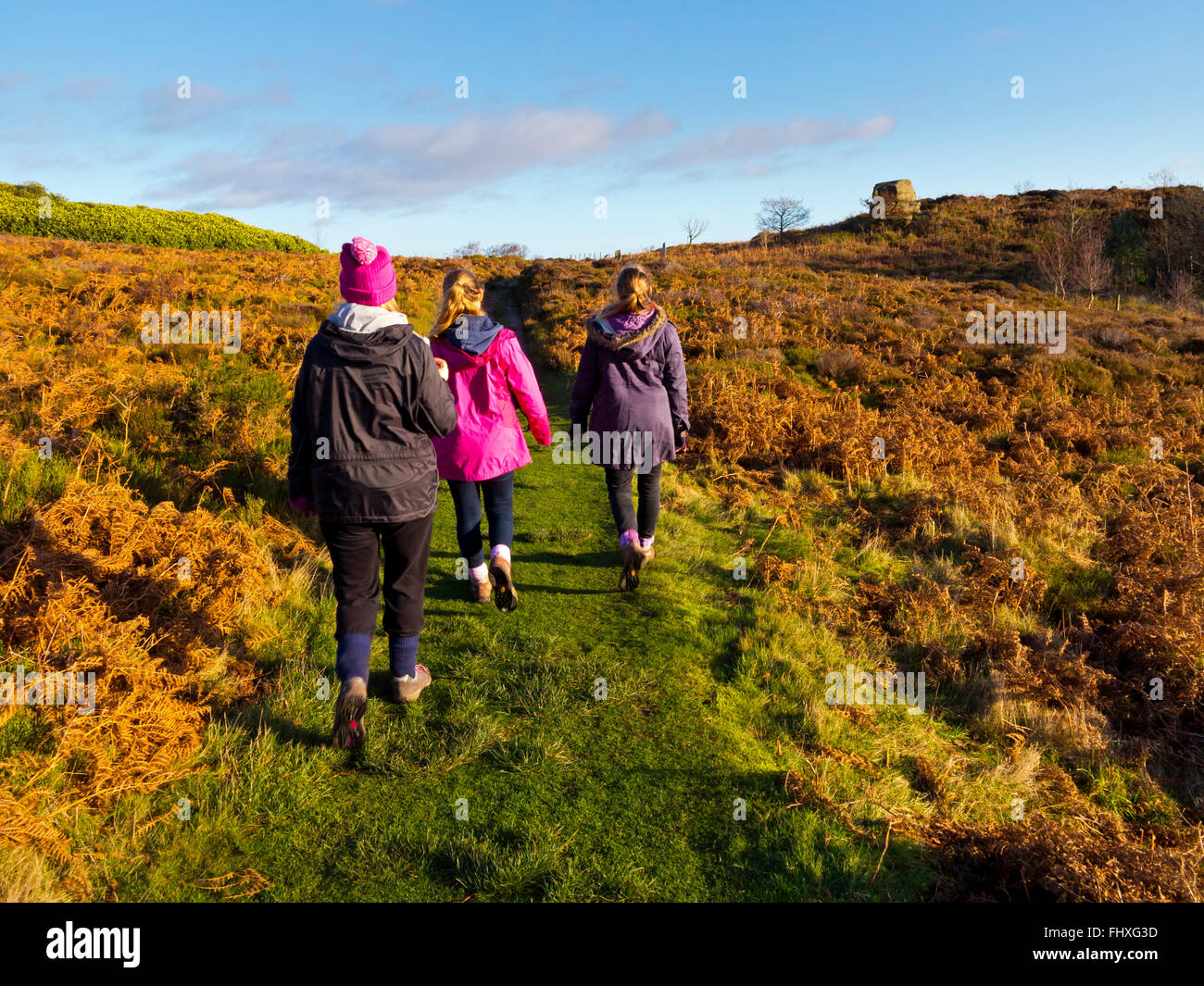 Famiglia passeggiate in inverno su Stanton Moor vicino a Matlock nel distretto di Peak Derbyshire Dales England Regno Unito Foto Stock