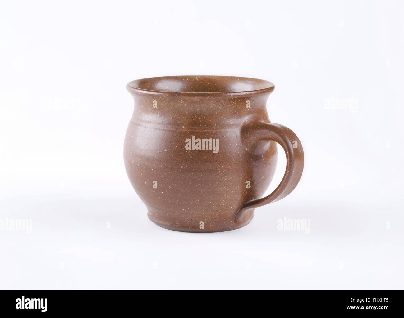 Vuoto tazza artigianali su sfondo bianco Foto Stock