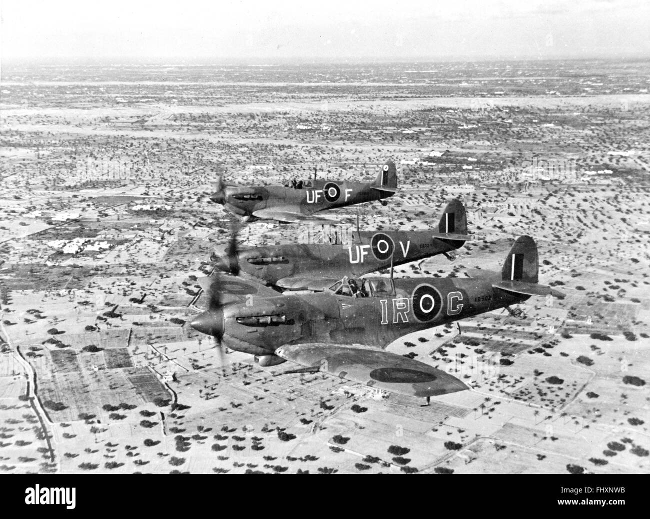 Spitfires sulla pattuglia di intercettazione over de l'isola di Djerba, off Gabes, Nord Africa da Allied forze aeree Foto Stock