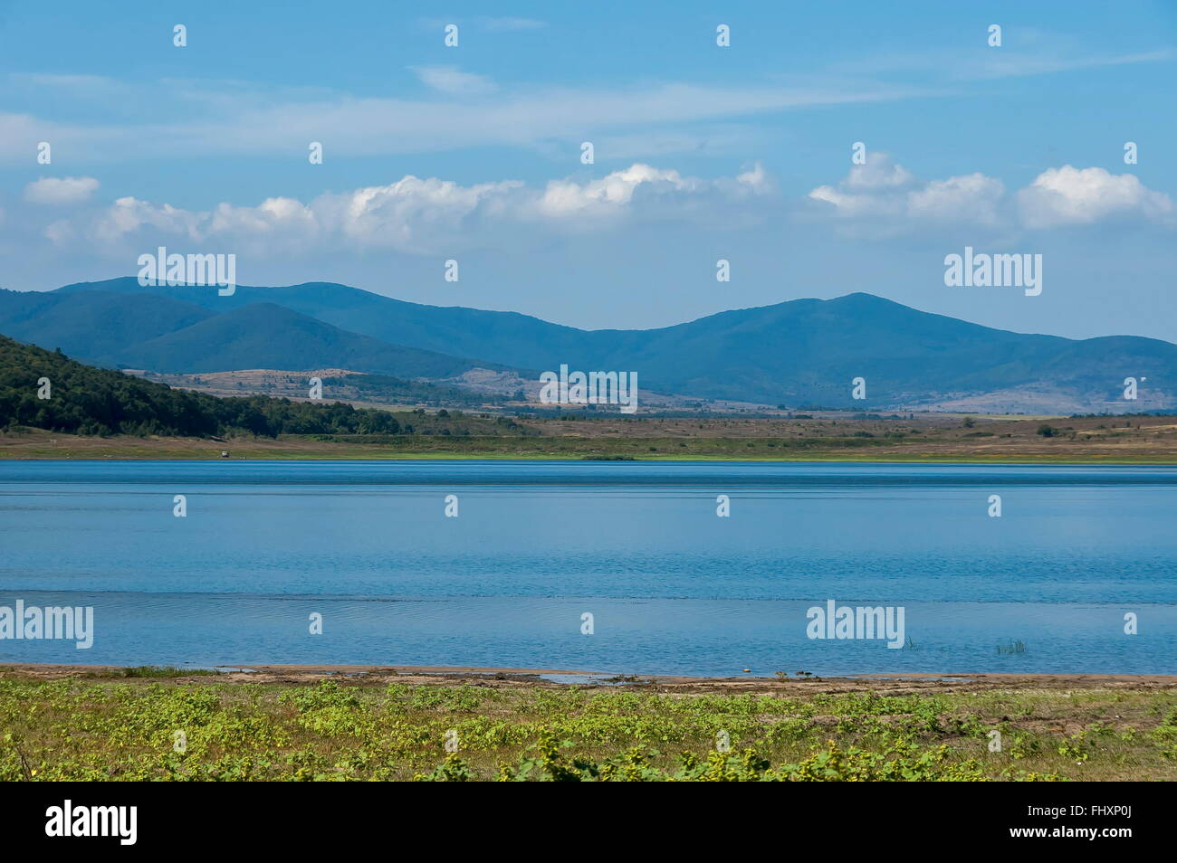 Bellezza guardare verso Rabisha pittoresco lago e montagna di oltre Magura Cave, Belogradchik, Bulgaria Foto Stock
