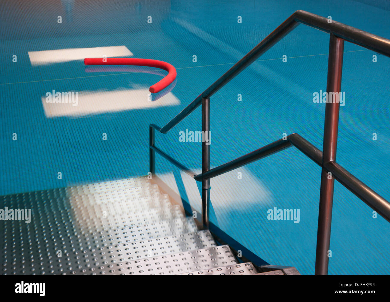 Accesso alla piscina coperta con aqua noodle Foto Stock