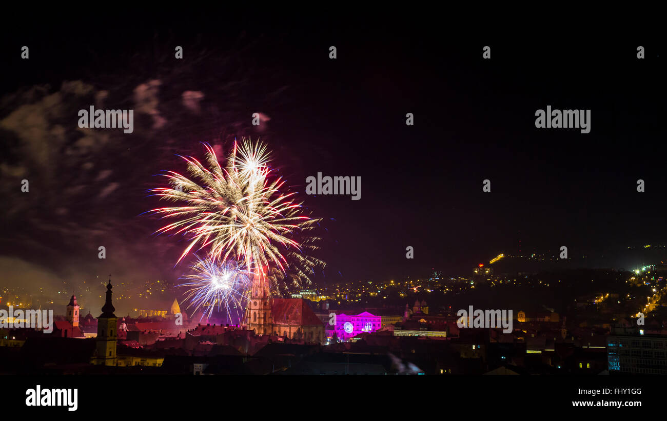 Cluj Napoca, Romania - 1 Gennaio 2016: Capodanno spettacolo di fuochi d'artificio in Cluj Napoca, Romania Foto Stock