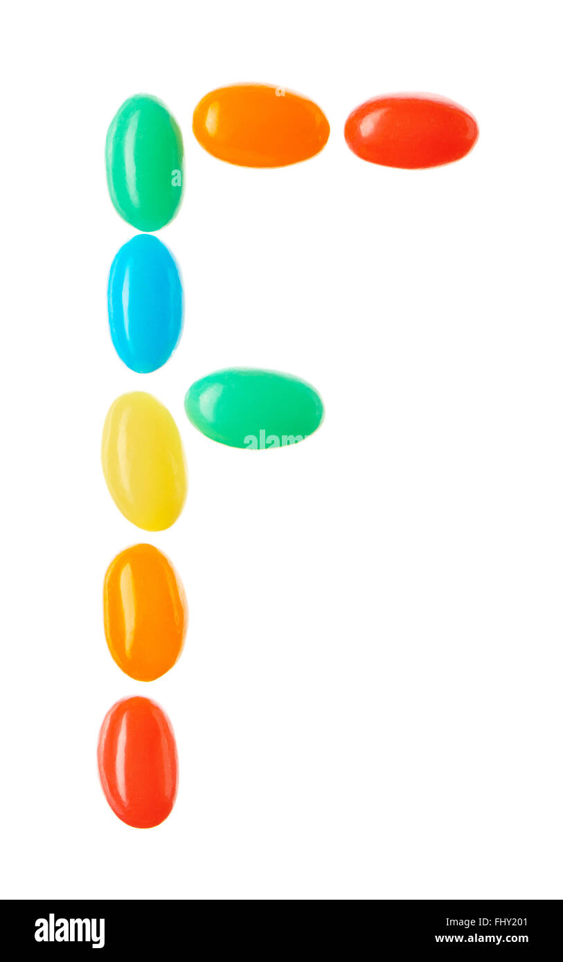 F lettera fatta di caramelle multicolore isolati su sfondo bianco Foto Stock