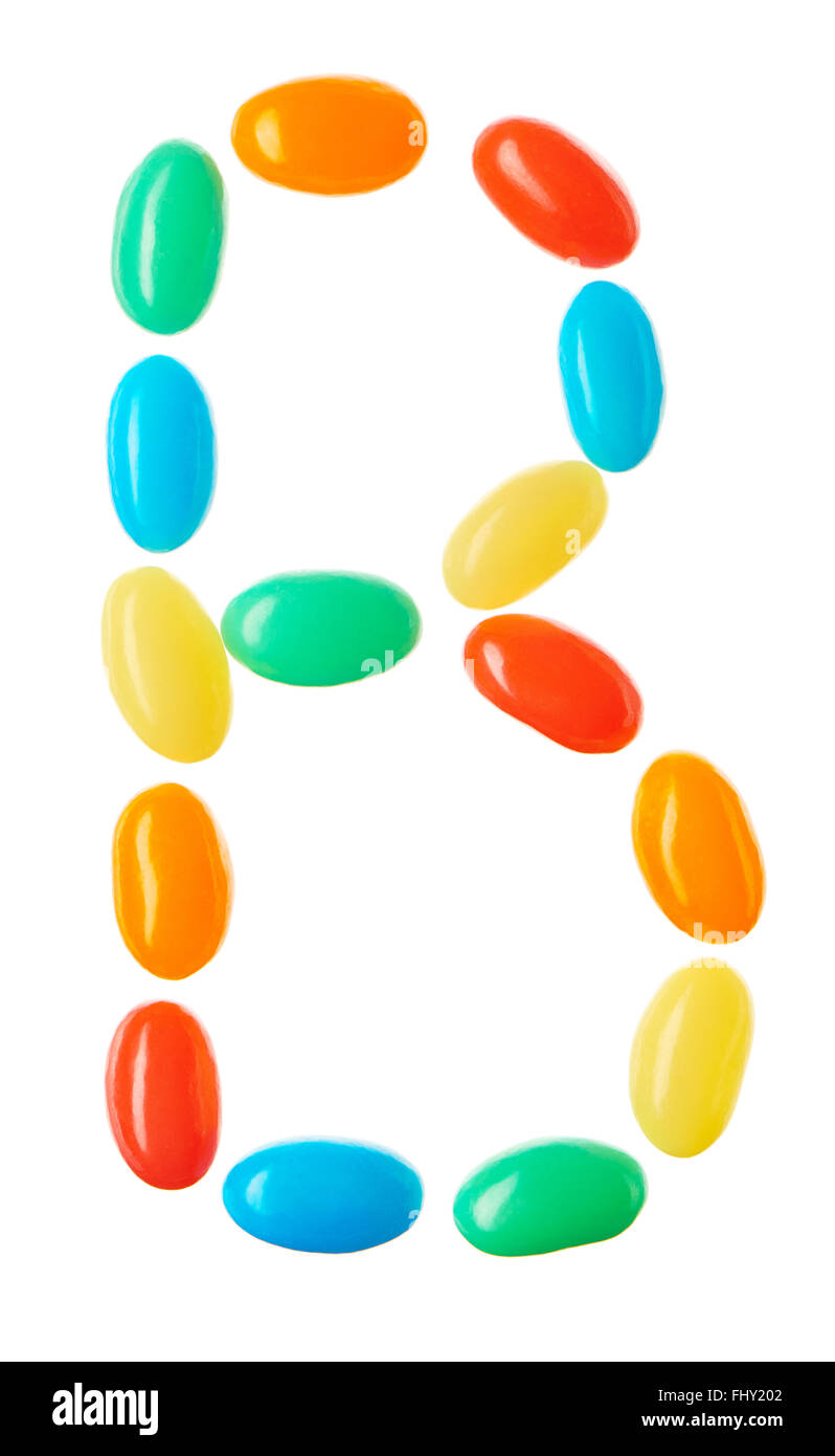 B la lettera fatta di caramelle multicolore isolati su sfondo bianco Foto Stock