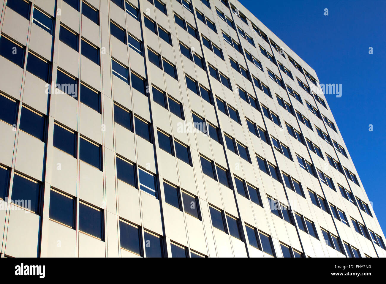 Guardando verso l'alto edificio bianco Foto Stock