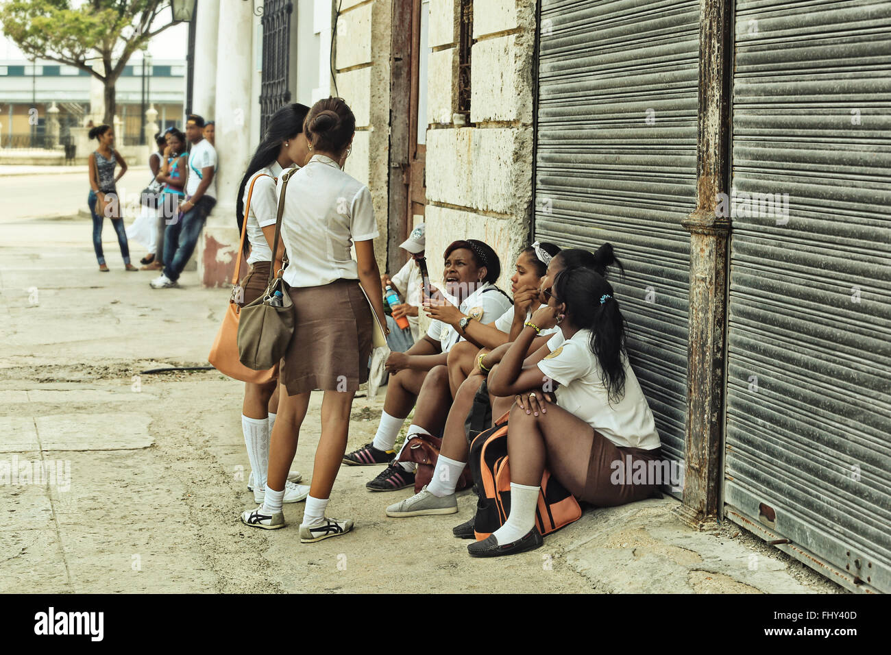 Un gruppo di giovani ragazze della scuola di parlare sulla strada della Vecchia Havana, Cuba. In stile vintage foto. Foto Stock