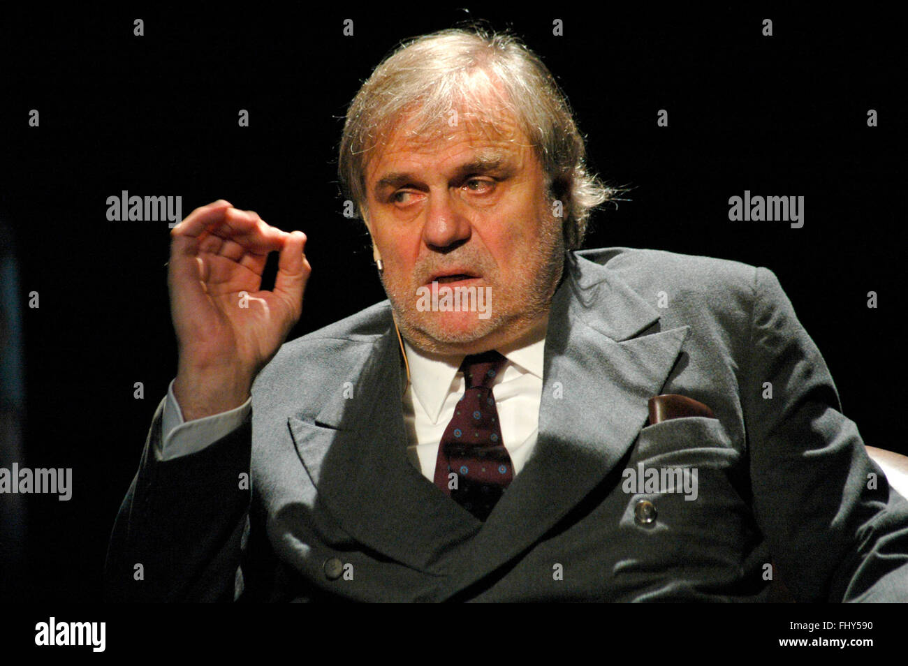 Josef Bierbichler - Theaterproduktion 'Holzschlachten. Ein Stueck Arbeit" (Idee, Konzept und Regie: Josef Bierbichler), Schaubue Foto Stock