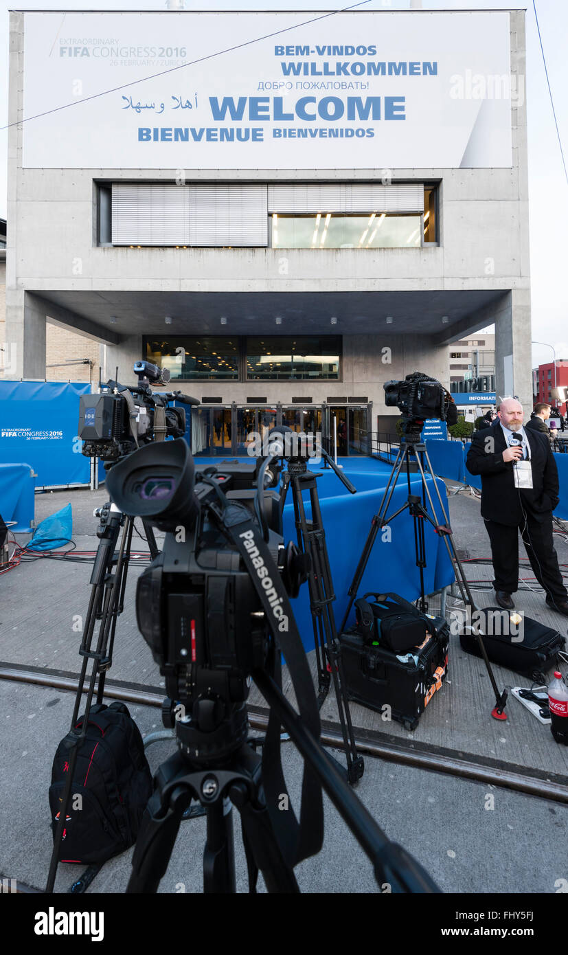 Zurigo, Svizzera, 26 febbraio, 2016: Media Broadcasting squadre provenienti da tutto il mondo sono in attesa fuori la sera a freddo nella parte anteriore di Zurigo Hallenstadion, mentre le straordinarie congresso FIFA 2016 avviene all'interno. Dopo che la FIFA il congresso ha approvato le vaste riforme, l elezione del nuovo presidente della FIFA è atteso a prendere fino a tarda sera. Credito: Erik Tham/Alamy Live News Foto Stock