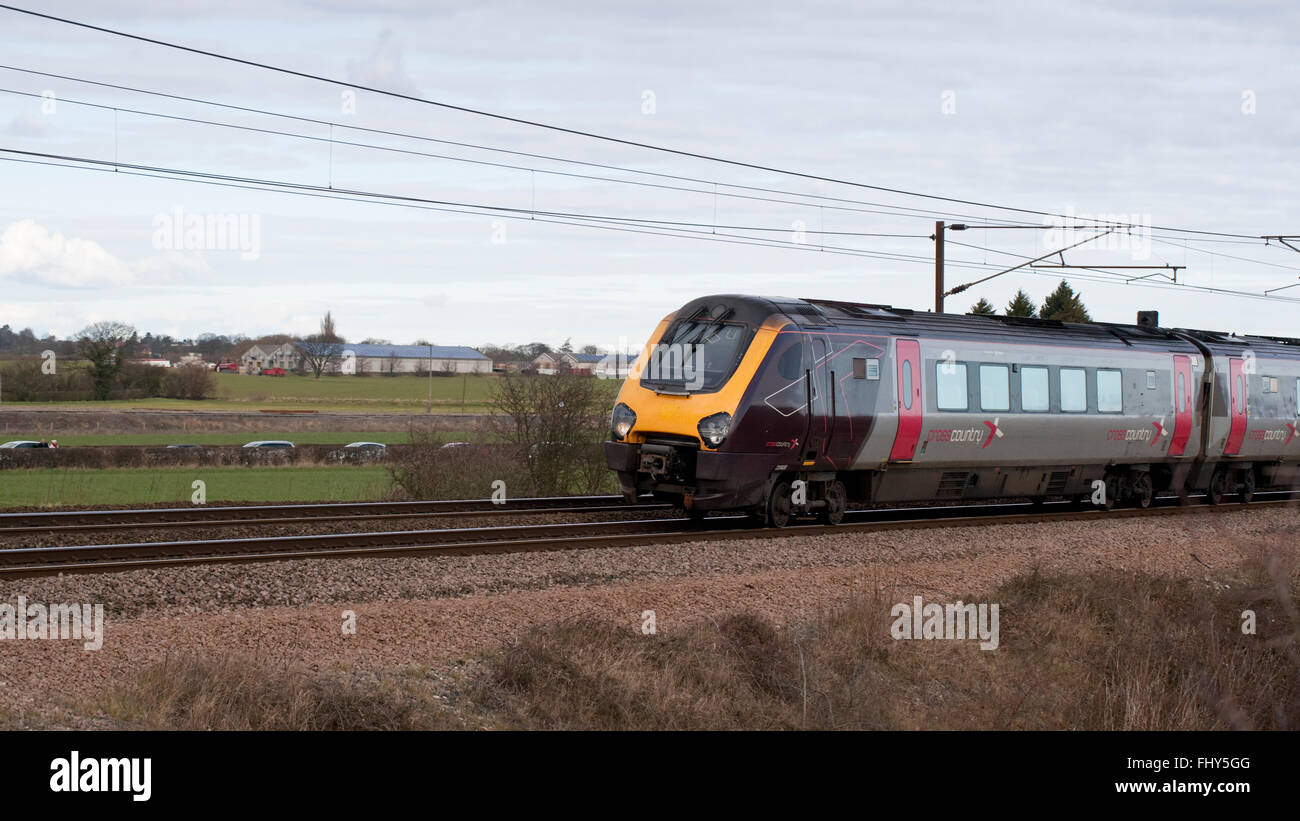 Cross Country treno viaggiando verso sud nei pressi di Appleton Roebuck, North Yorkshire, Inghilterra, Regno Unito Foto Stock