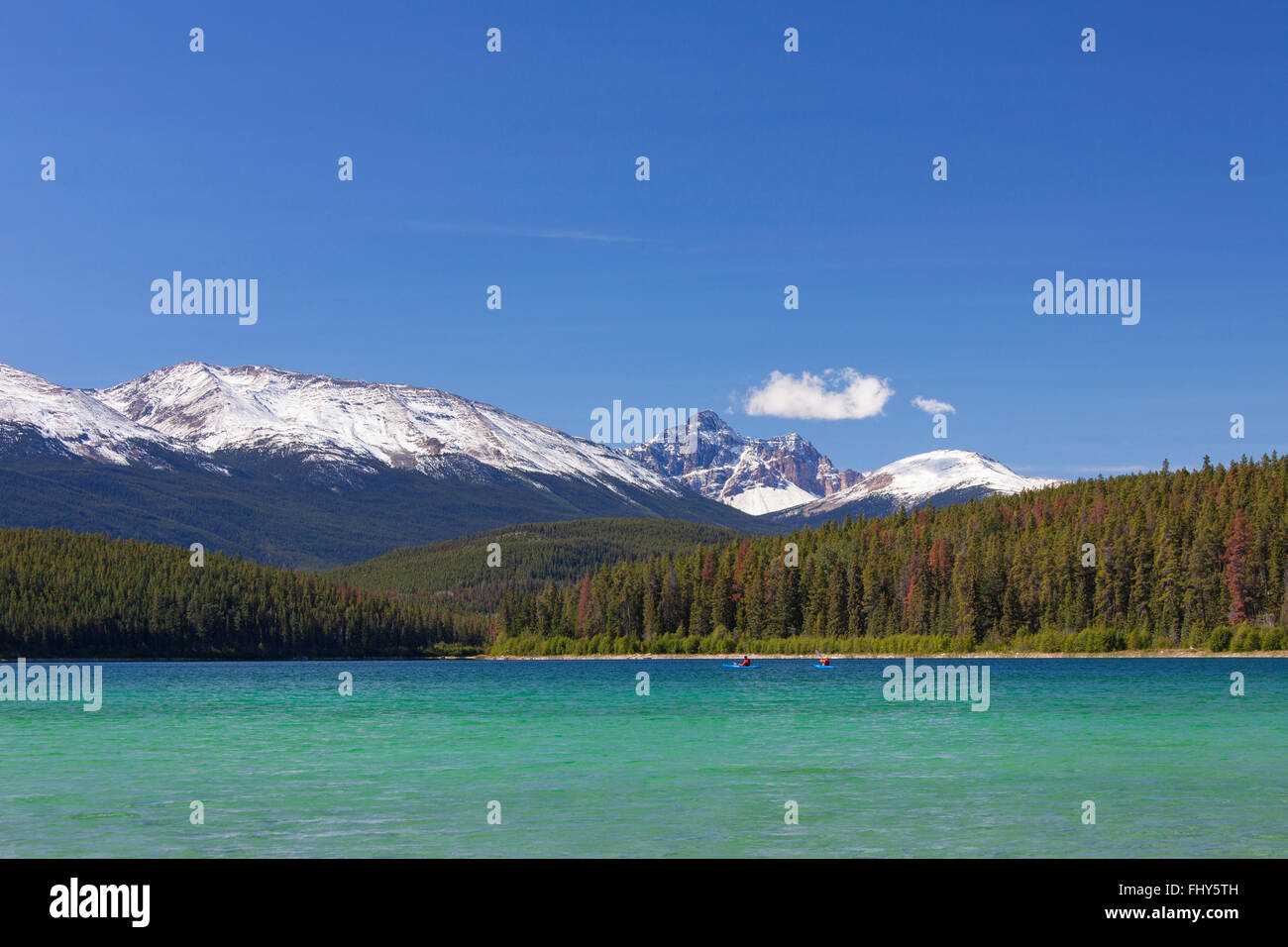 Due kayakers kayak sul Lago Piramide ai piedi della piramide montagna nel Parco Nazionale di Jasper, Alberta, Canada Foto Stock