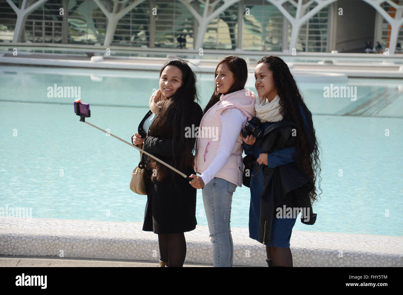 Tenendo selfies a Ciudad de las Artes y las Ciencias, Valencia, Spagna Europa Foto Stock