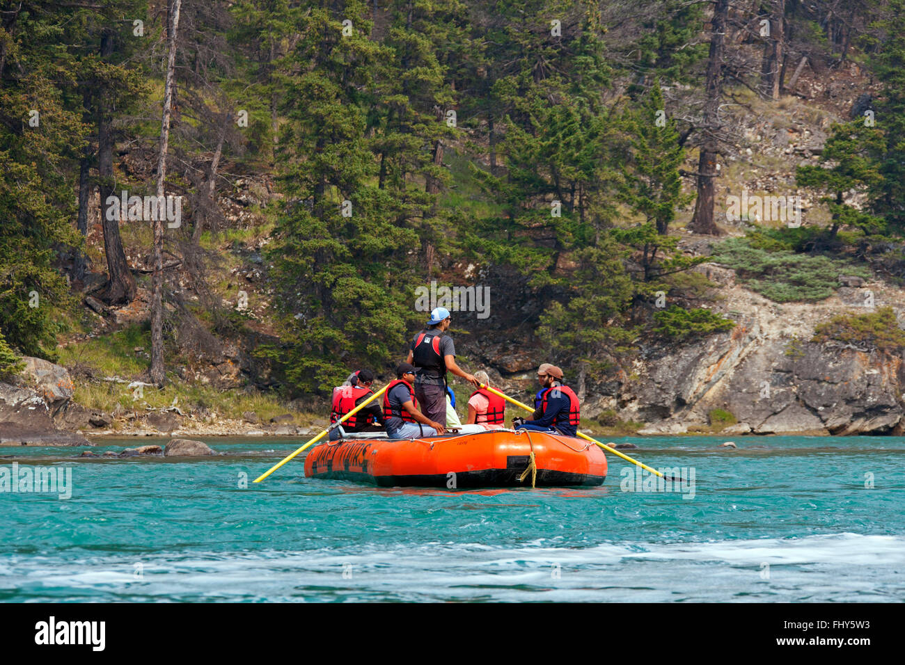 I turisti in zattera gonfiabile rafting sul Fiume Bow vicino a Banff, Alberta, Canada Foto Stock