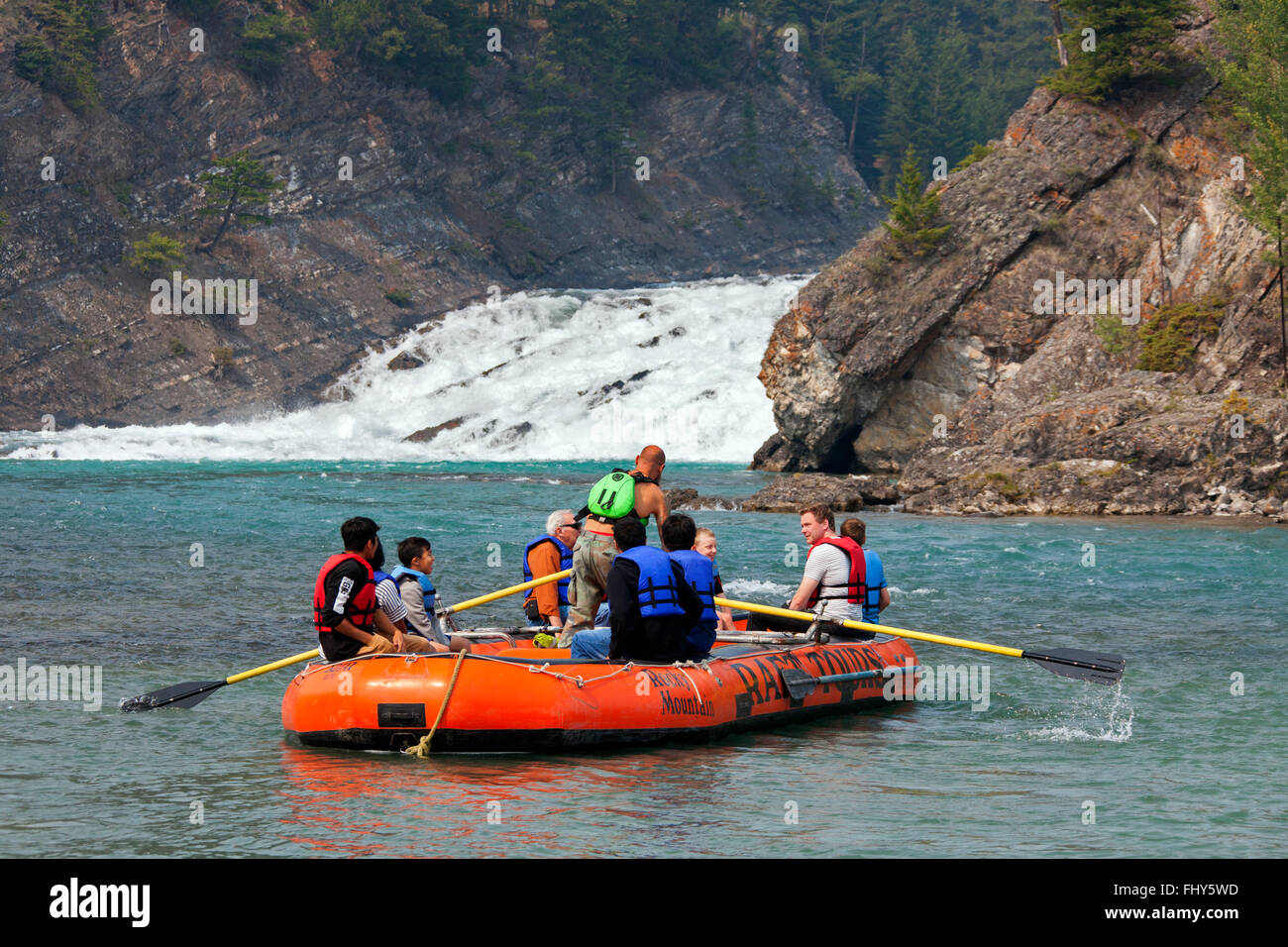 I turisti in zattera gonfiabile rafting sul Fiume Bow vicino a Bow Falls, Banff, Alberta, Canada Foto Stock