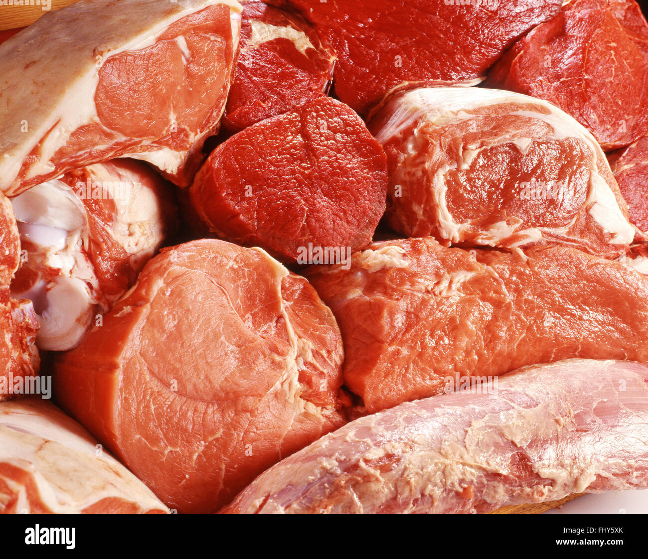 Close up di vari tagli di materie carni fresche per la visualizzazione nel settore macelleria Foto Stock