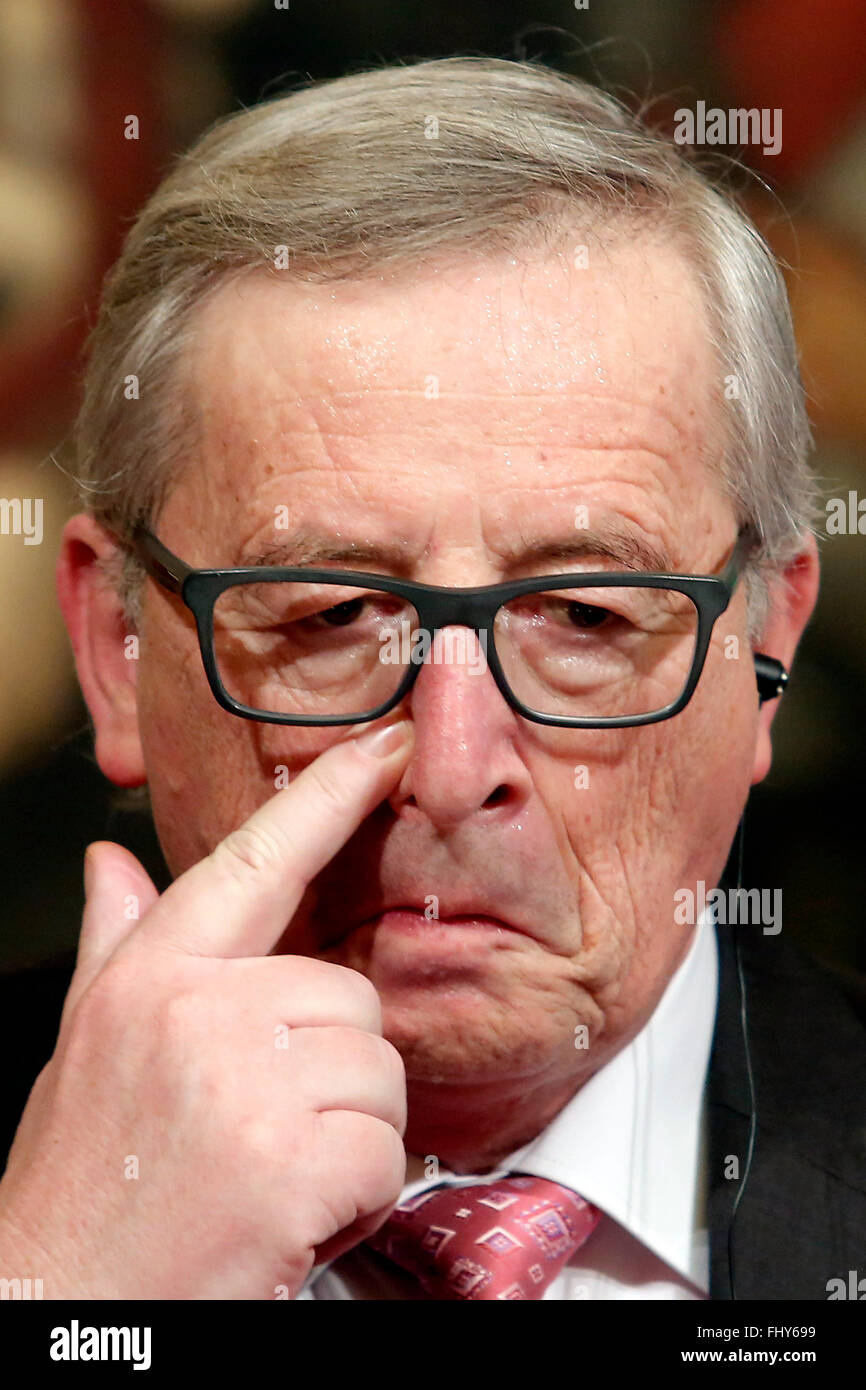 Jean-Claude Junker giuramento a causa della elevata temperatura all'interno della hall Galeons Roma 26 febbraio 2016. Il Premier italiano incontra il Presidente della Commissione UE. Photo Samantha Zucchi Insidefoto Foto Stock