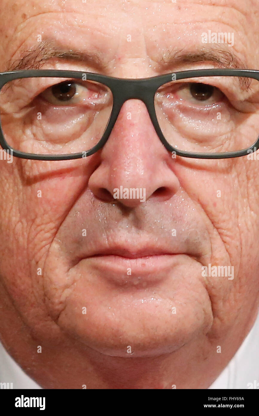 Jean-Claude Junker giuramento a causa della elevata temperatura all'interno della hall Galeons Roma 26 febbraio 2016. Il Premier italiano incontra il Presidente della Commissione UE. Photo Samantha Zucchi Insidefoto Foto Stock