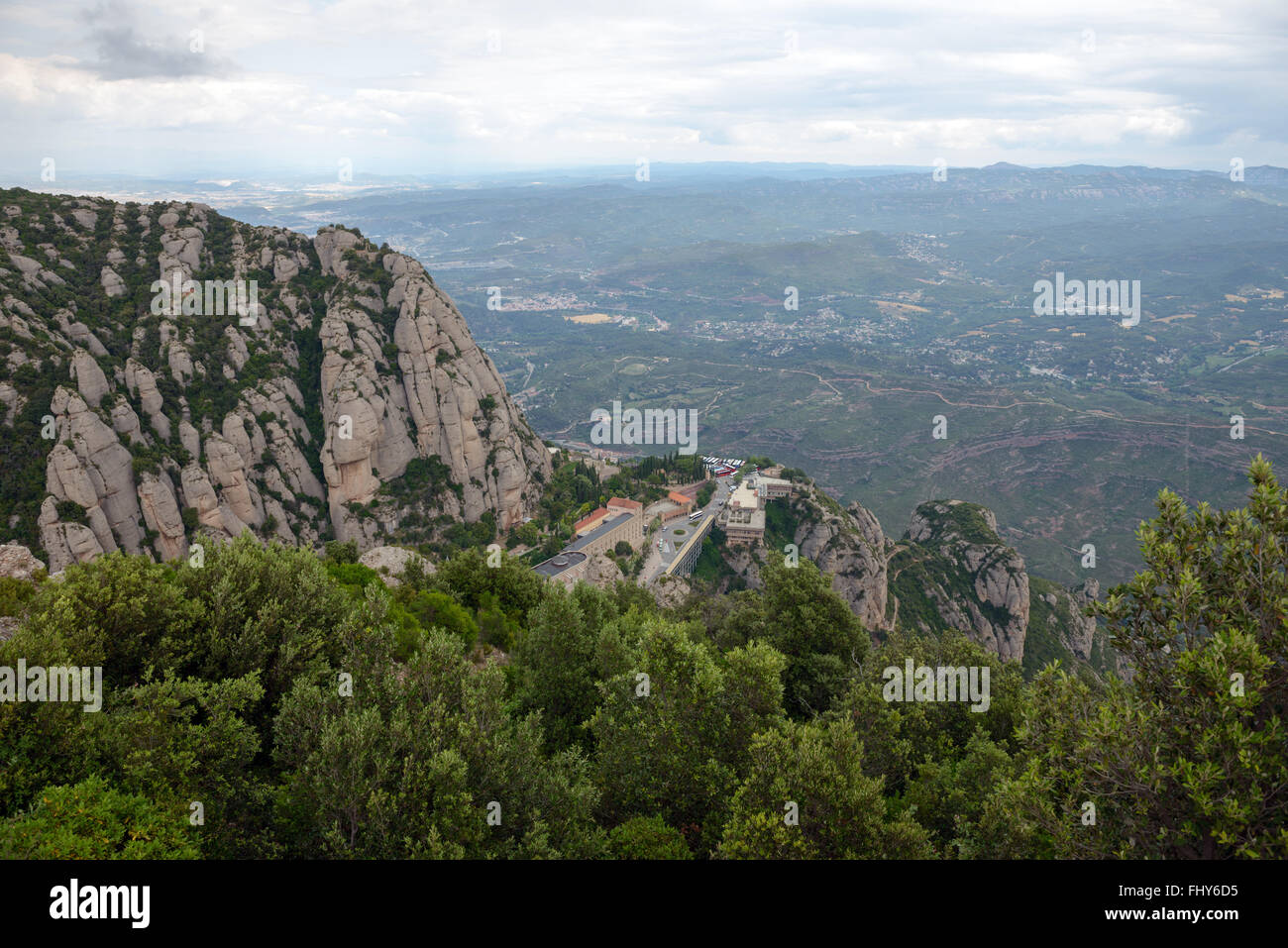 Angolo alto vista panoramica verso Abbazia di Montserrat e Llobregat River Valley bellow da Serra llarga vicino stazione superiore di divertimento Foto Stock