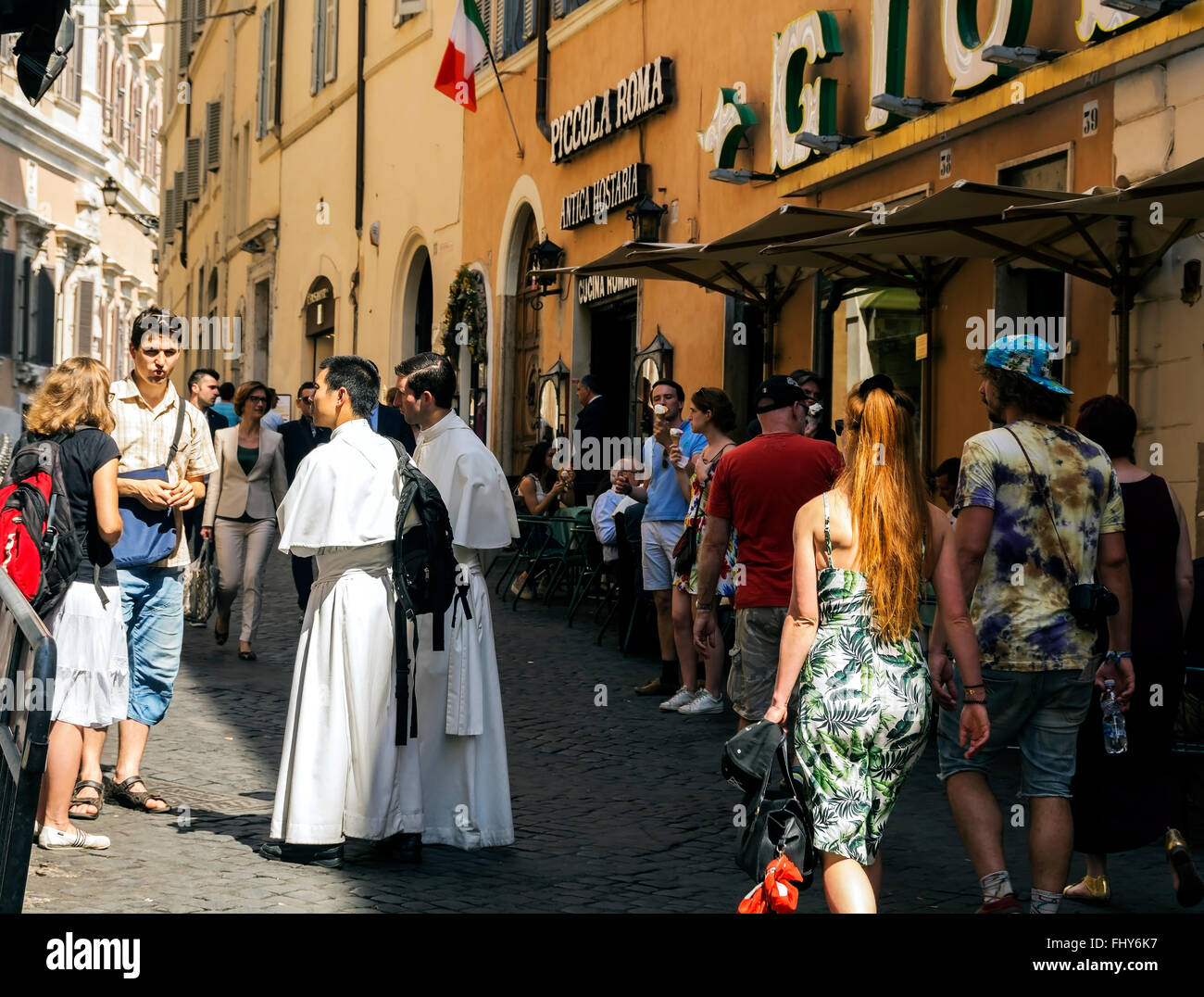 I visitatori e gli abitanti locali si sono riuniti attorno al famoso Giolitti gelateria e il cafe a Roma. Foto Stock