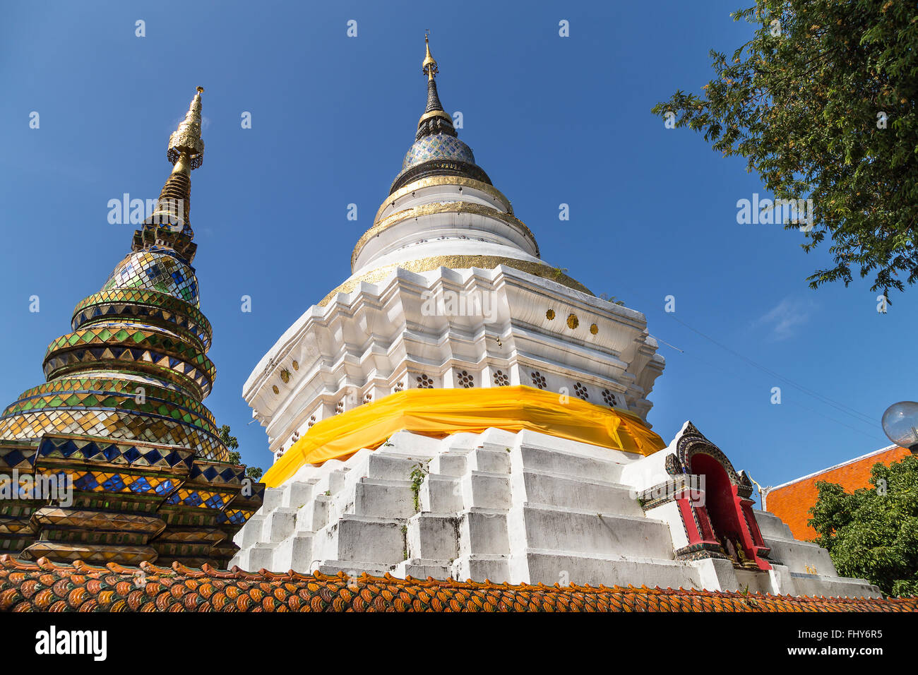 Pagoda Bianca che contengono il Buddha delle reliquie in Wat Ket Karam tempio di Chiangmai, Thailandia. Questo luogo non consentono la donna a camminare. Foto Stock